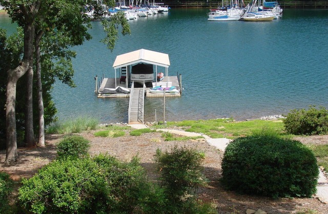 Beautiful lakefront home in quiet cove on Lake Keowee! Minutes from Clemson!