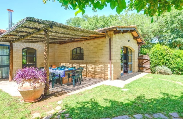 Beautiful, large villa in the Tuscan countryside, near the seacost