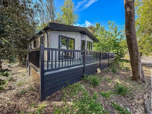 Beautiful Lodge With Decking At Azure Seas In Suffolk, Sleeps 6 Ref 32217Og