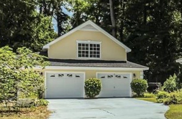 Beautiful Loft Apartment, close to downtown & Tybee I., full kitchen & laundry.