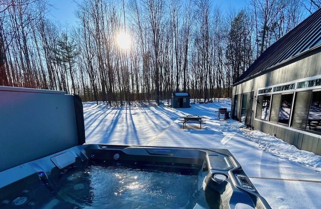 Beautiful, Lux & Modern Home with Hot Tub! (Sleeps 7)