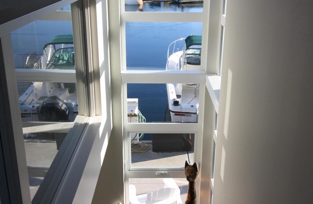 Beautiful, Luxurious, Romantic & Oceanfront Blue Wolf Float Home