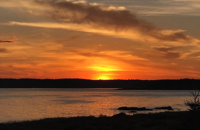 Beautiful Maine coastal home w/hot tub and gourmet kitchen! Right on the water!