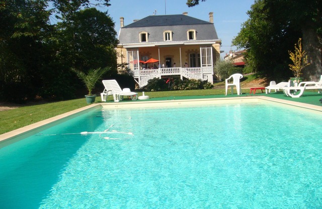 Beautiful mansion with park and private pool on a Bordeaux wine estate