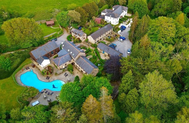 Beautiful Mews Cottage in 28 acres Swimming Pools Gym Tennis ,Lake, Pet friendly