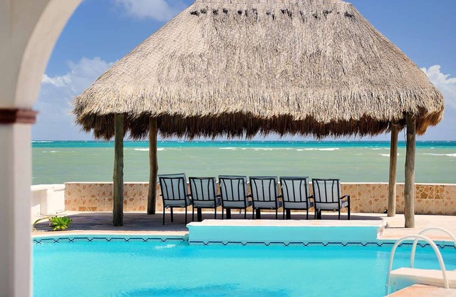 BEAUTIFUL MEXICAN HOUSE, FRONT BEACH