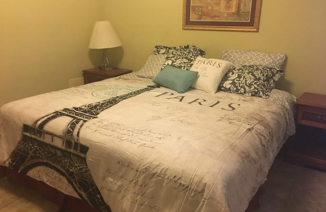 Beautiful Modern Furnished 2 bedroom WiFi , Netflix, washer dryer, Keurig coffe