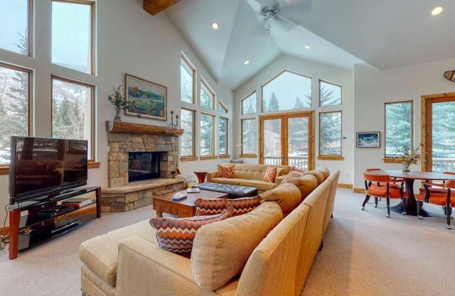 Beautiful Mountain Views - Spacious East Vail Home