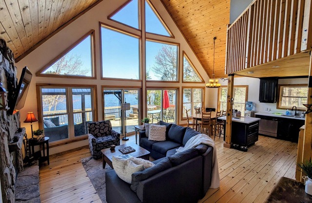 Beautiful Muskoka Cottage. Hot tub. Privacy. Stunning Views. Sandy Beach.