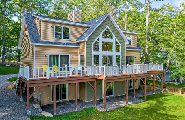 Beautiful Newer Winnipesaukee Waterfront Home for 10 5 Bedrooms 4 Baths