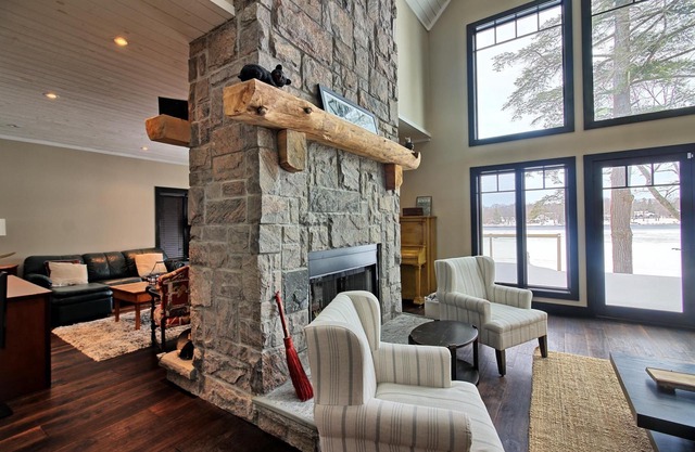 Beautiful open-concept cottage on Moon River! 10 Minute walk to Bala!