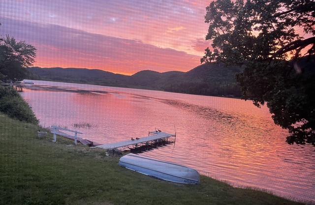 BEAUTIFUL & PEACEFUL FAMILY COTTAGE ON THE LITTLE LAKE IN CLASSIC VERMONT.