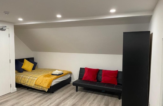 Beautiful Penthouse Studio Flat in Bromley