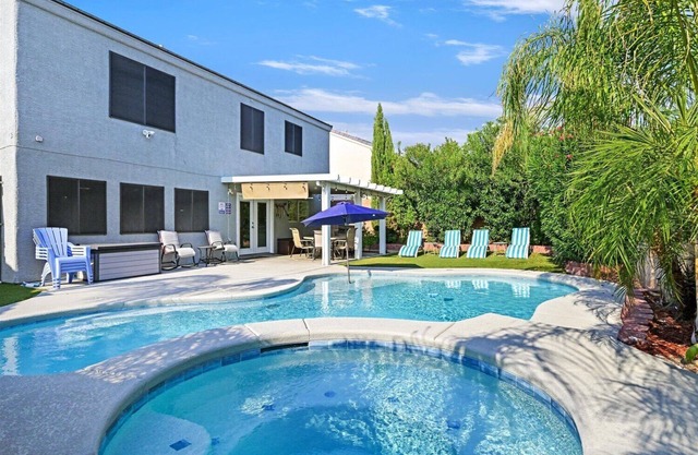 Beautiful Pool Home - TV's Galore and Billards