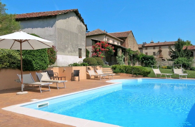 Beautiful private villa for 4 guests with pool, WIFI, TV, terrace, pets allowed and parking