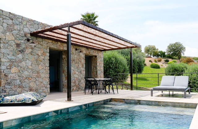 Beautiful private villa for 3 people with private pool, WIFI, A/C, TV, patio and parking