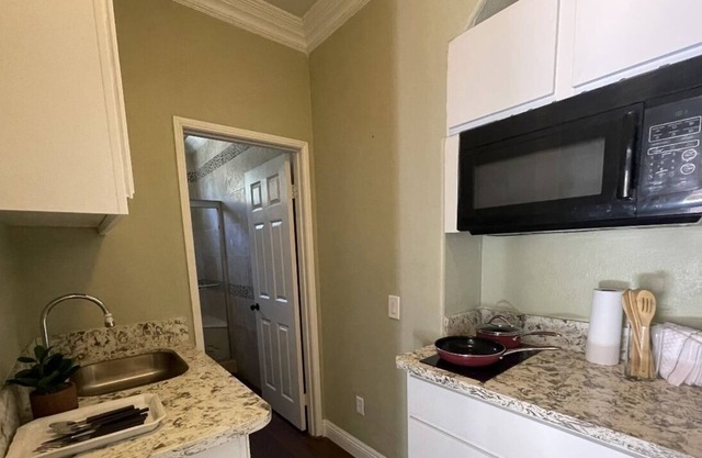 Beautiful Private Studio w Kitchen and Bath