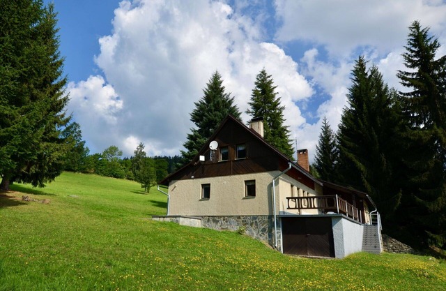 Beautiful private villa with WIFI, TV, terrace, pets allowed, panoramic view and parking
