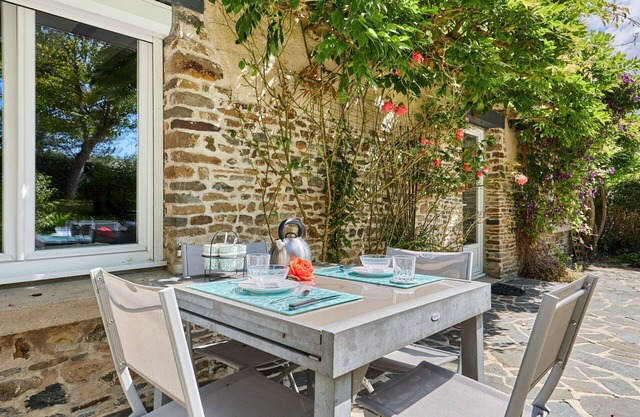 Beautiful private villa for 4 people with hot tub, TV, terrace and pets allowed