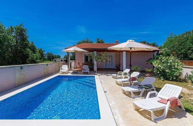 Beautiful private villa for 6 people with private pool, WIFI, A/C, TV, terrace and parking