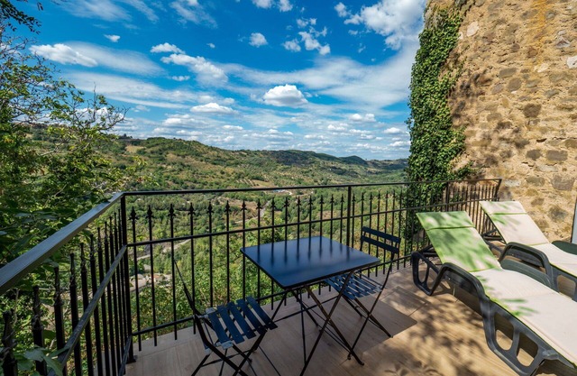Beautiful private villa for 4 guests with A/C, WIFI, hot tub, TV, terrace and panoramic view