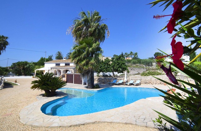 Beautiful private villa for 8 people with WIFI, private pool, hot tub, A/C, TV and patio