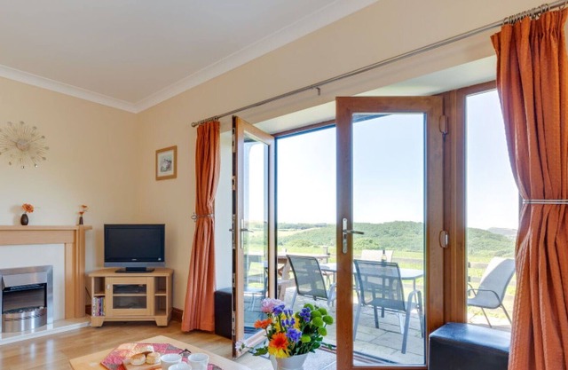 Beautiful private villa for 6 guests with WIFI, TV, patio, pets allowed, panoramic view and park...