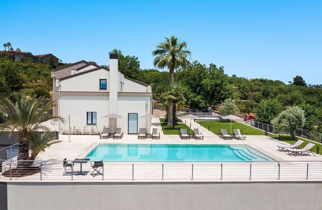 Beautiful private villa for 11 people with WIFI, A/C, private pool, TV, terrace and panoramic view