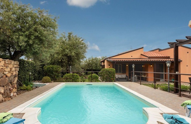 Beautiful private villa for 6 guests with A/C, WIFI, private pool, TV, patio and parking
