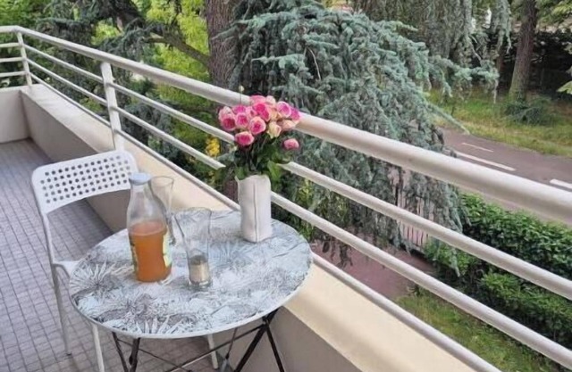 Beautiful, quiet 3-room apartment 6 minutes' walk from the metro1