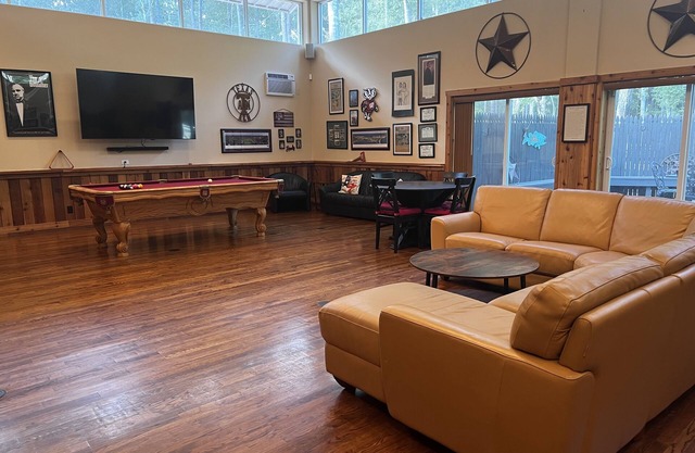 Beautiful retreat next to National Forest close to Houston and College Station