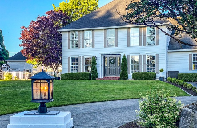 BEAUTIFUL RETREAT W/ AMAZING VIEWS, FUN AMENITIES & CLOSE TO DOWNTOWN