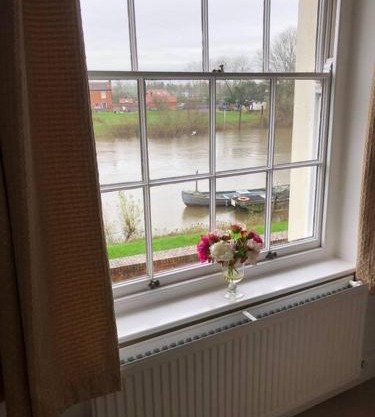 Beautiful riverfront cosy one bedroom apartment