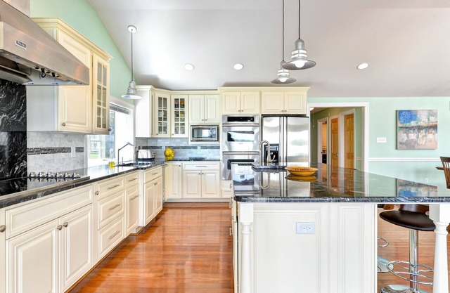 Beautiful Riverfront Home. With dock, kayaks, paddle board. Magnificent views.