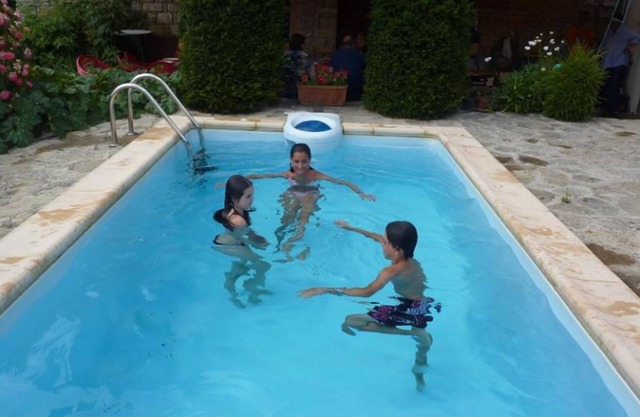 Beautiful Rural House next to the river. With pool and 10 minutes from Pamplona.