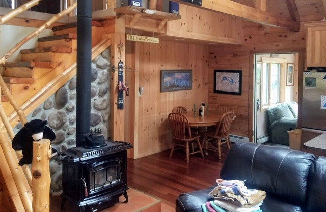 Beautiful Rustic Log Home, 10 minutes from Sugarloaf Mountain Ski Resort