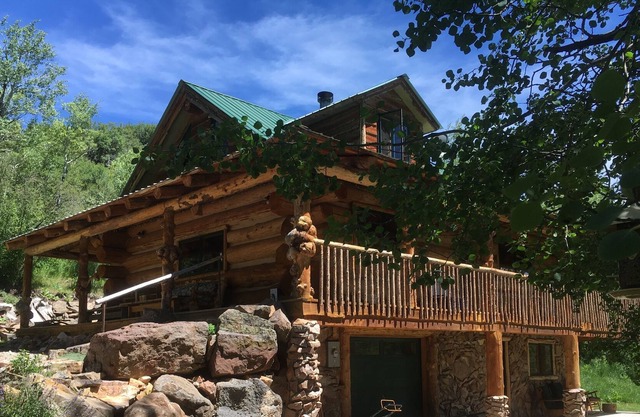 BEAUTIFUL RUSTIC MOUNTAIN CABIN-FAMILY OUTDOORS-ARTIST-PARADISE-4 bed 2 bath