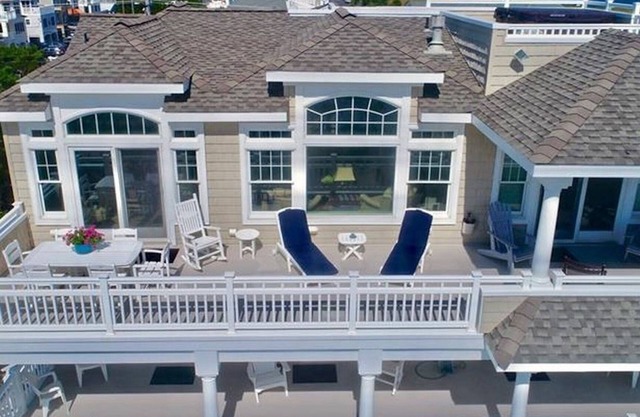 Beautiful, Spacious Ocean Front with Hot Tub and Elevator, Ocean and Bay views!