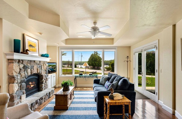 Beautiful Shoreline Condominium