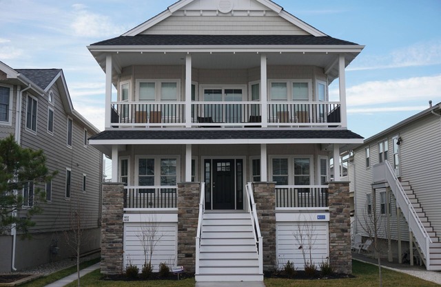 Beautiful South end property-4BR/2nd floor - 1.5 blocks to beach!