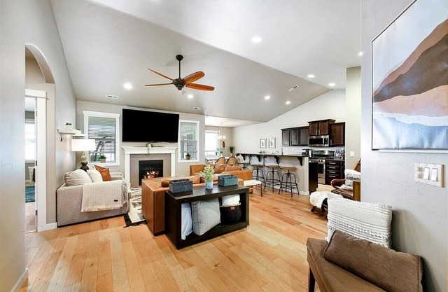 🏡 Beautiful Spacious Boise Home: ✌️TWO Masters w/Full Baths ➕ walk-in closets