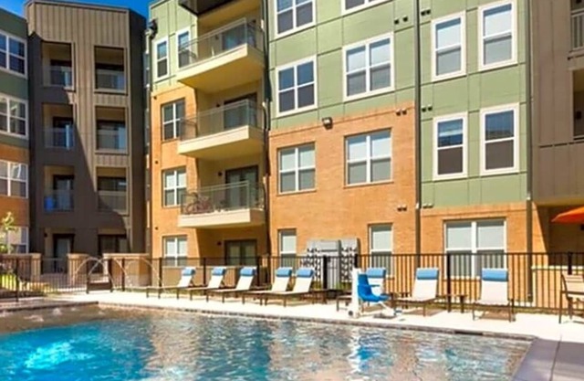 Beautiful Spacious Condo 10 min from Downtown Dallas