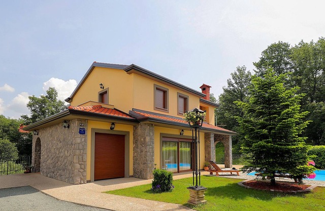 Beautiful spacious cottage with pool for the whole family.