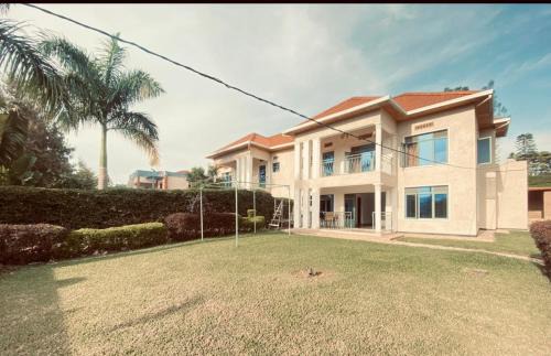 Beautiful spacious entire 4 bedrooms comfy house in Kimihurura