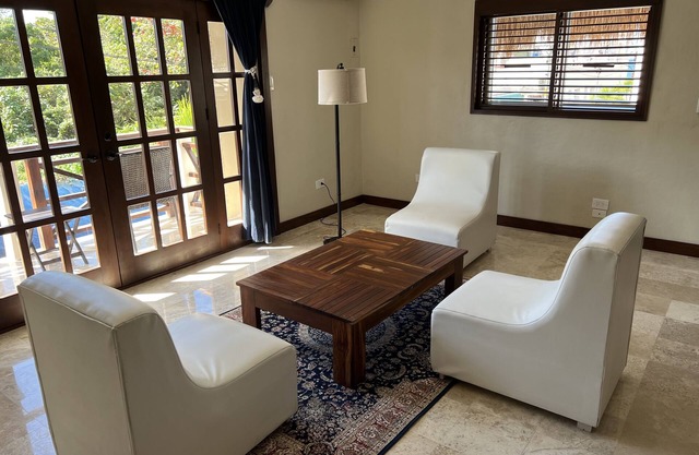 Beautiful spacious suite with pool near waterfront