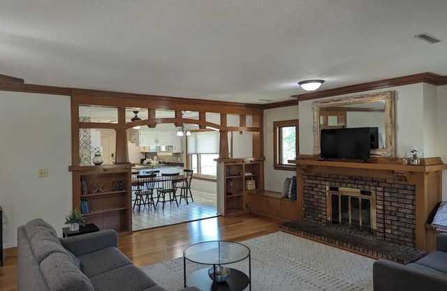 Beautiful & Spacious 2nd Floor Apartment