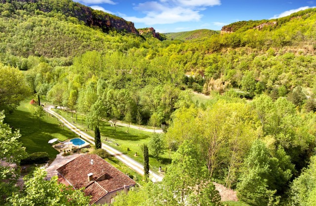 Beautiful stone house in a large park, heated swimming pool, guaranteed peace and quiet.