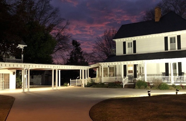 Beautiful Suite detached from local Bed & Breakfast-close to SWU and Clemson, SC