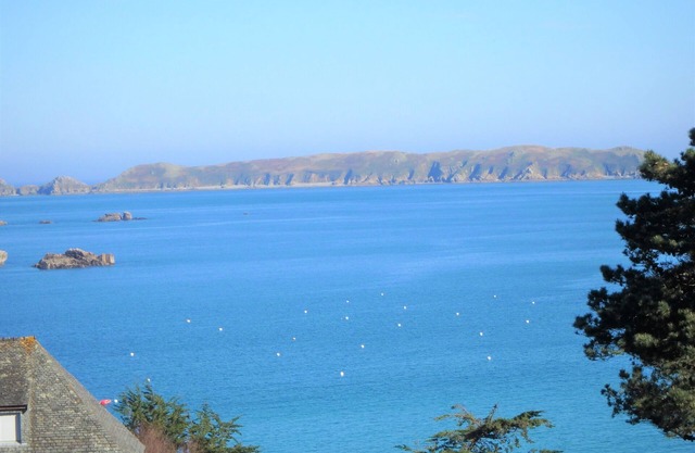 Beautiful Sunny Apartment, Sea View, Direct access to the beach on foot. Wireless