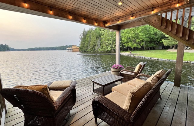 Beautiful Sunset-Facing 6-Bedroom Cottage & Boathouse on Central Lake Rosseau
